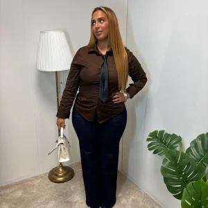 Chemise + cravate Chloé