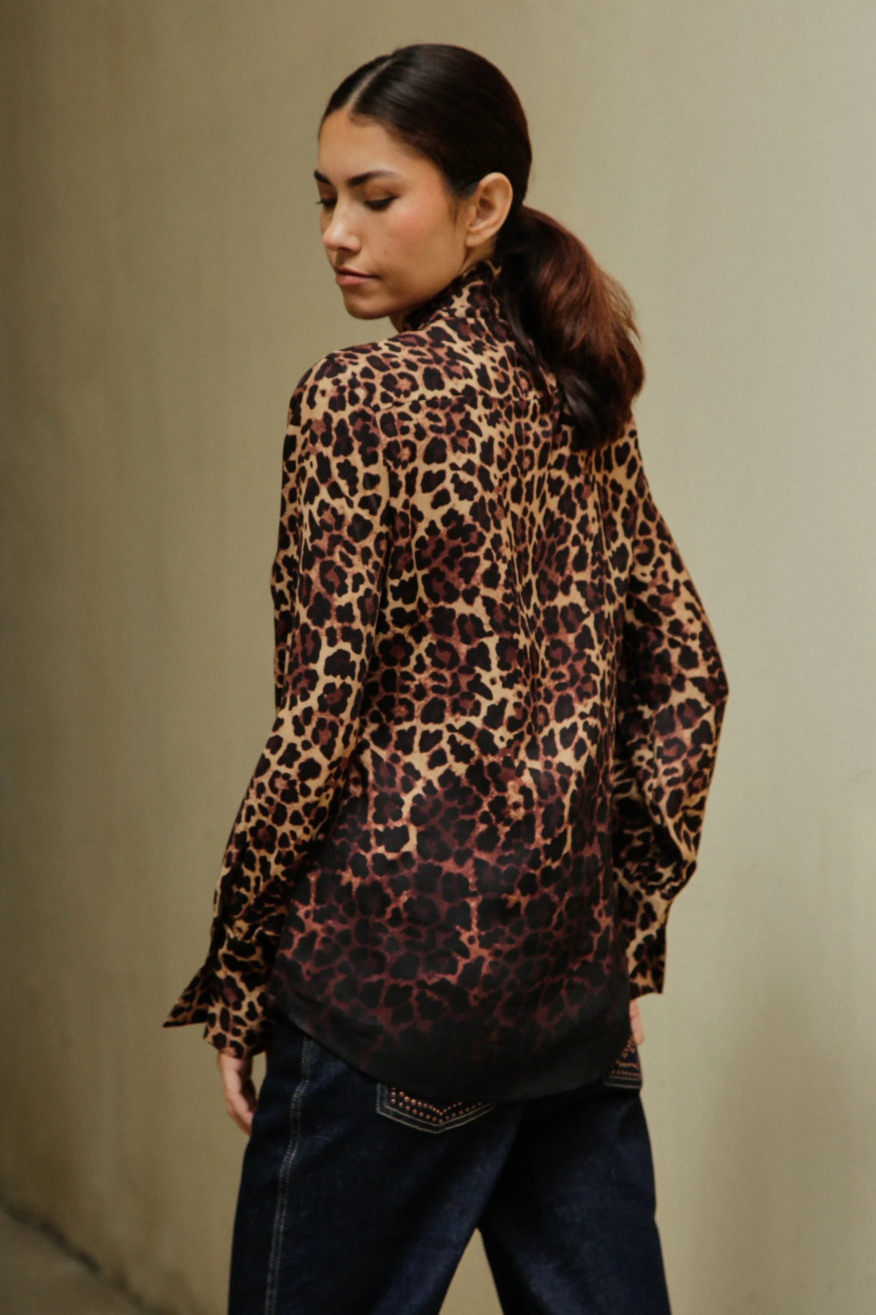 Blouse Mia col lavallière imprimé léopard Moka – Image 3