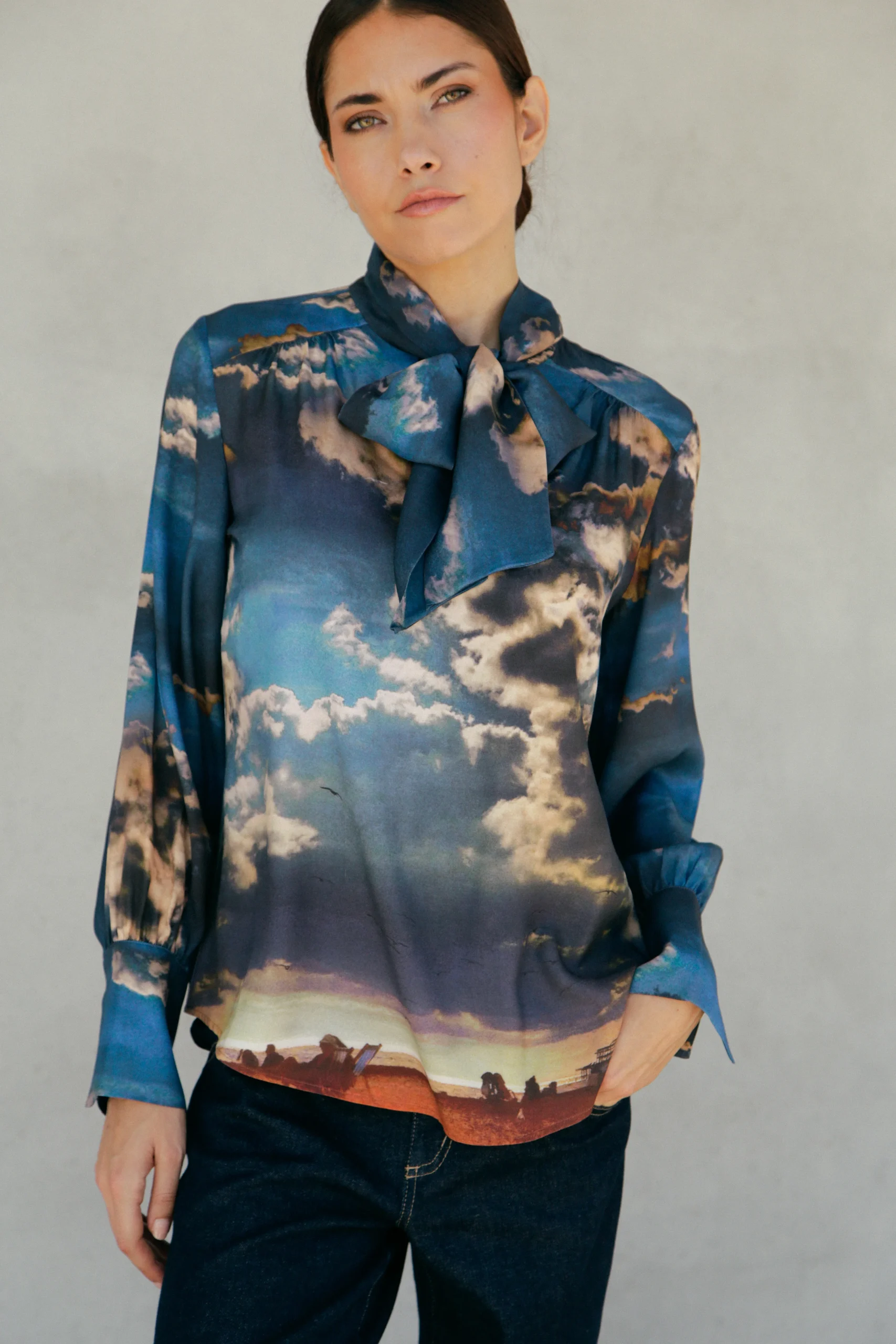 Blouse Mia col lavallière imprimé "nuage" – Image 2