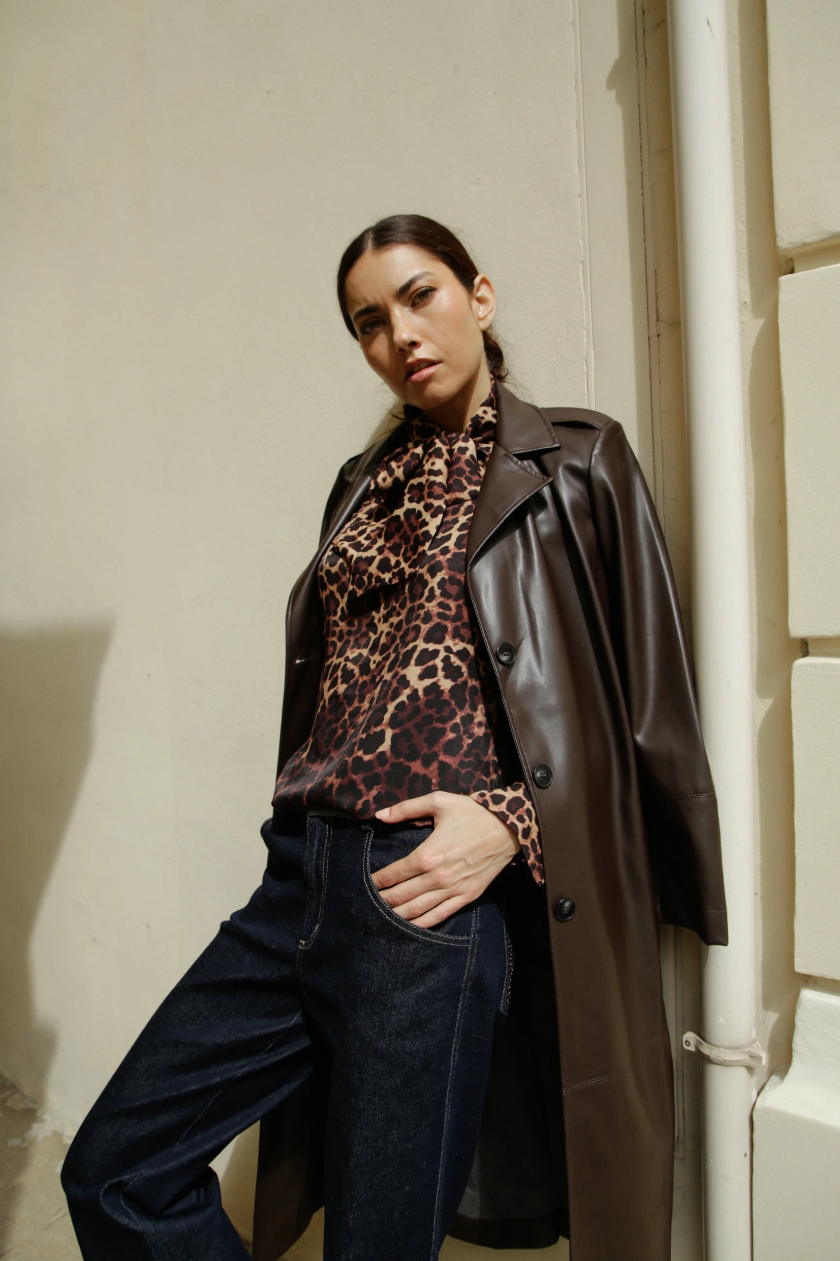Blouse Mia col lavallière imprimé léopard Moka – Image 6